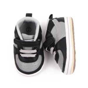 Baby Nike shoes
Sizes: 0-6/12-18