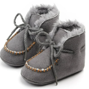 faux-fur lined suede baby booties with a tie-up drawstring closure
Sizes:0-6/6-12