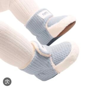 Soft waffle-knit baby Blue booties
Sizes: 0-6/6-12