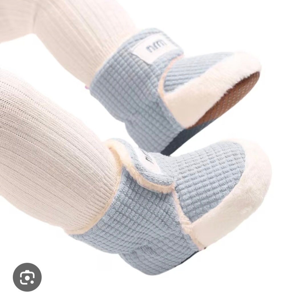 Soft waffle-knit baby Blue booties
Sizes: 0-6/6-12