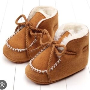 faux-fur lined suede baby booties with a tie-up drawstring closure
Sizes:0-6/6-12